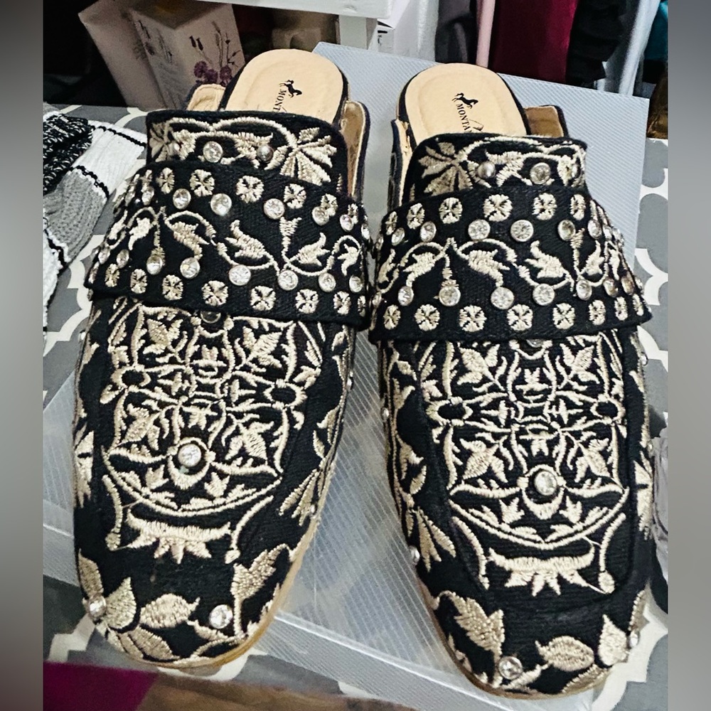 Montana West Black & Cream Embroidered Slip-On Mules